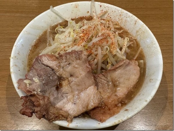 ラーメン並（麺半分、コールそのまま)