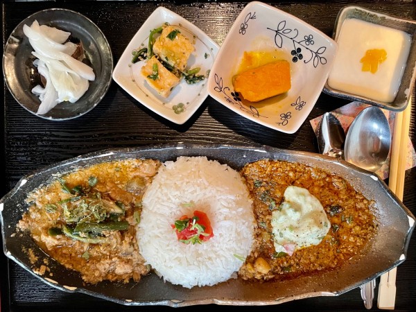 「カレー膳／2種あいがけ」@旧ヤム邸 空堀店の写真