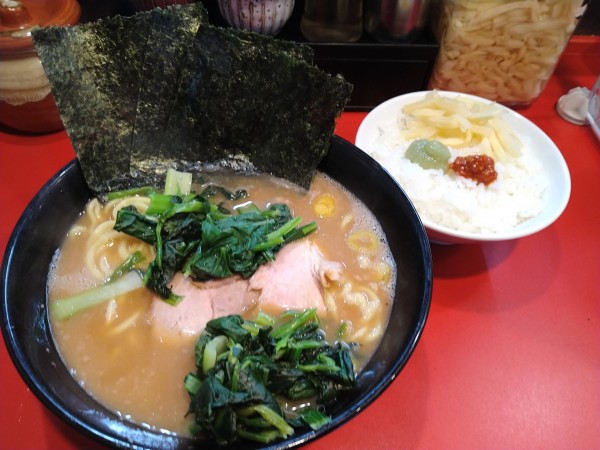 「ラーメン￥800＋青菜￥100＋ライス￥120＝￥1020」@杉田家 千葉駅前店の写真