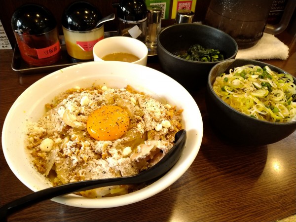 「限定/マゼボナーラ+中盛り+ほうれん草+ネギめし」@ラーメン 大山家 昭島店の写真