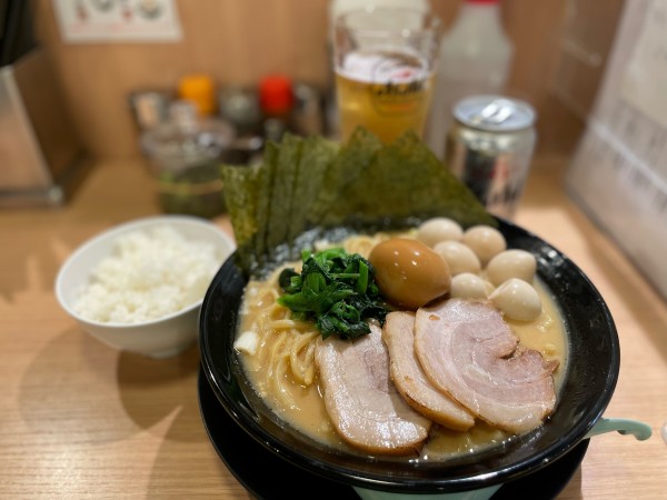 「オールスターラーメン ＋缶ビール」@濃厚豚骨ラーメン 濱虎家 成増店の写真