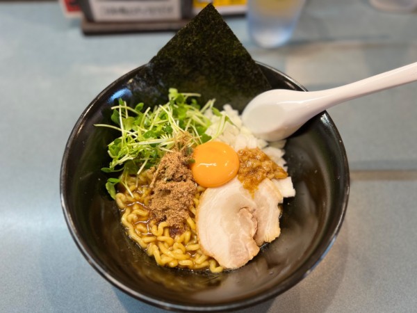 「卵黄のせまぜそば並盛 800円(オープン記念100円引き)」@麺屋けいの写真