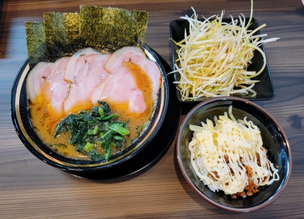 「ネギチャーシューメン3枚(白) + 半ライス」@家系ラーメン がくの写真