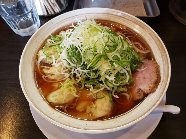 「醤油わんたん麺+ネギ」@ラーメン ROOTSの写真