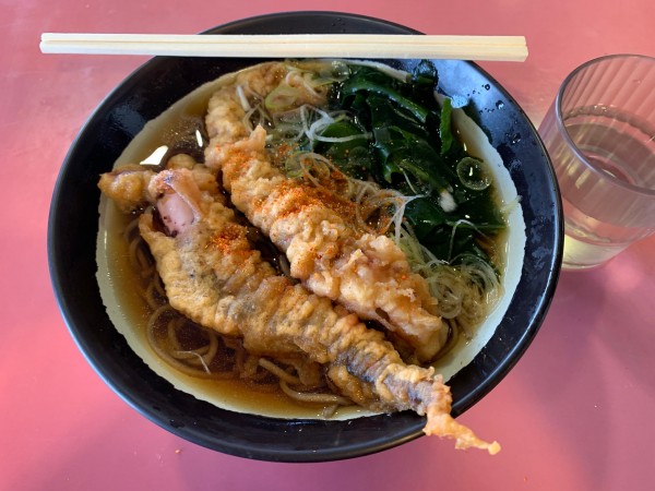 「いか下足天そば 550円」@馬そば 深大寺 フジビュースタンド4階の写真