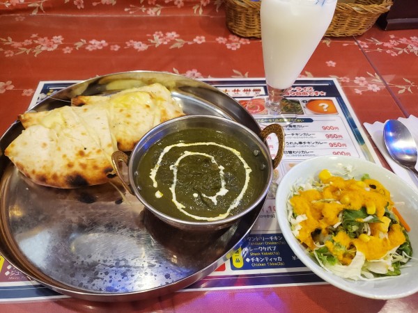 「チーズナンセット・ほうれん草チキンカレー・ラッシー」@スンガバの写真