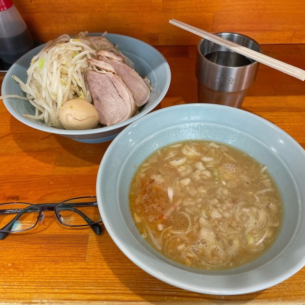 「つけ麺 麺半分（チャーシュー2枚・卵付き）」@ラーメン 盛太郎 神保町店の写真