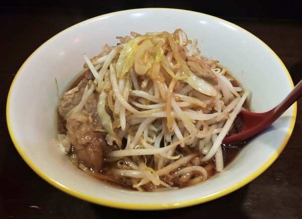 「小ブタ2枚」@ラーメン イエロー 新宿御苑前店の写真