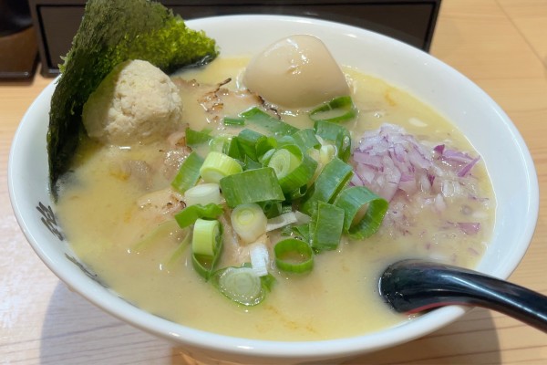 「特製塩白湯 大盛」@自家製麺 麺や勝鶏の写真