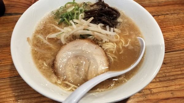 「豚骨醤油ラーメン」@でびっと 桜新町サザエさん通り店の写真