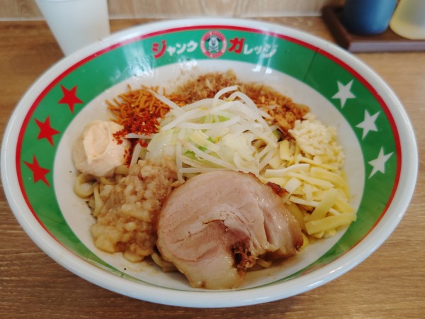 「まぜそば卵無し並７３０円＆ライス小１００円」@ジャンクガレッジ 越生店の写真