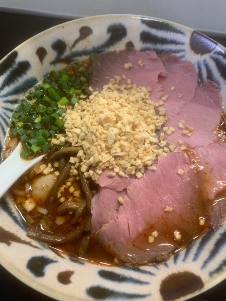 「旨辛牛肉麺　肉増し」@自家製麺SHINの写真