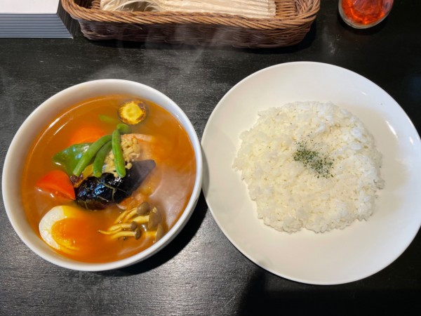 「チキン野菜（知床産もも肉ソテー）」@CURRY YA！CONGの写真