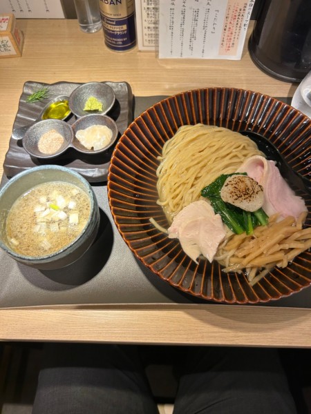 「帆立の昆布水つけ麺(黒・醤油)1100円➕大盛100円」@Tokyo Style Noodle ほたて日和の写真