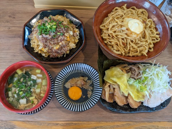 「味噌まぜそば塩つけ汁チャーハンセット」@饗処 酒麺童子の写真
