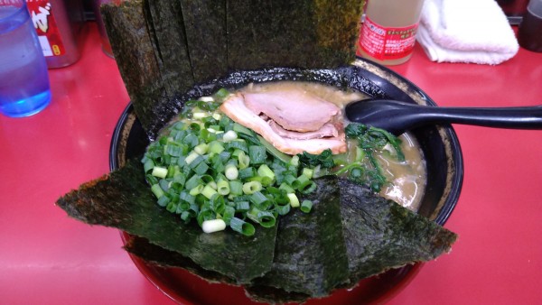 「ラーメン(味濃いめ･麺硬め)+海苔･万能ねぎ」@はじめ家の写真