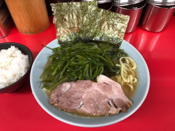 「ラーメン並　茎わかめ　小ライス」@横浜家系ラーメン 心家の写真