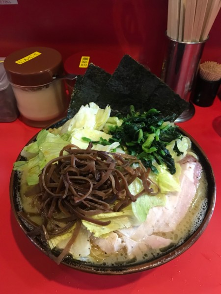 「ラーメン 700円＋麺大盛り 200円＋レタス 100円」@どんとこい家の写真