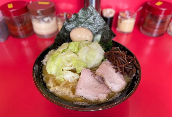 「昼飯セット（中盛り）¥900、キャベツ¥100」@どんとこい家の写真