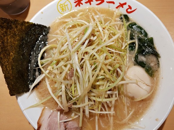 「ネギラーメン＋味玉」@○新 ネギラーメン 新橋店の写真