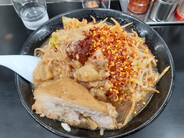 「レッドスネーク、平打ち麺」@らーめん ぎょうてん屋 町田店の写真