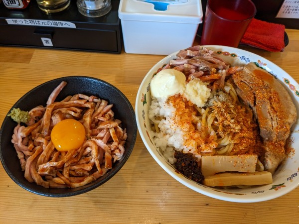 「まぜそば＋辛味＋ブタメシ」@煮干らーめん 川むらの写真