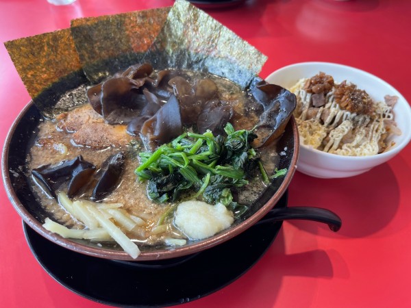 「朝ラーメンライス付＋キクラゲ＋コテコテ背脂＋ライスのチャーシュー」@ラーメン桜道の写真