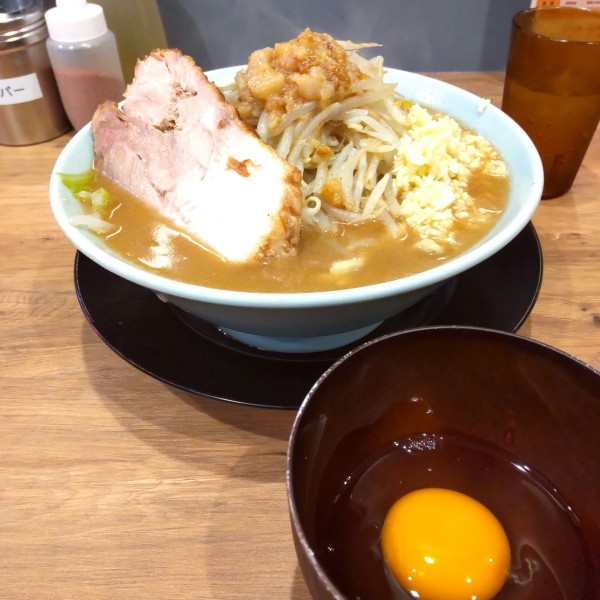 「ラーメン 小（￥850）＋生玉子（￥100）」@俺の生きる道 上野店の写真