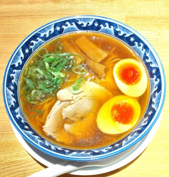 「焼干し醤油らーめん 830円＋味玉クーポン」@喜城苑の写真