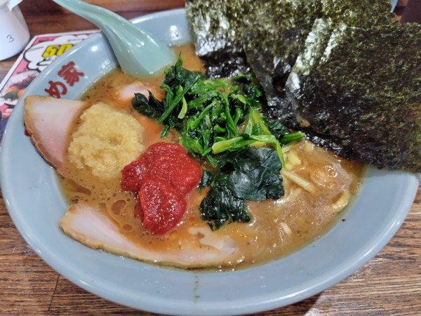 「ラーメン　並　：硬め　＋しょうが＆豆板醤：無料　※㋗で５００」@豚骨醤油ラーメン まじめ家の写真