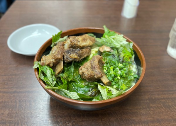 「ソーキそば¥900、中盛り¥80、フーチバー¥100」@うちなーすば ヤージ小の写真