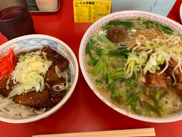 「パイカラーメン　味玉トッピング　純レバー丼小盛」@ラーメンスタンド とん平食堂の写真