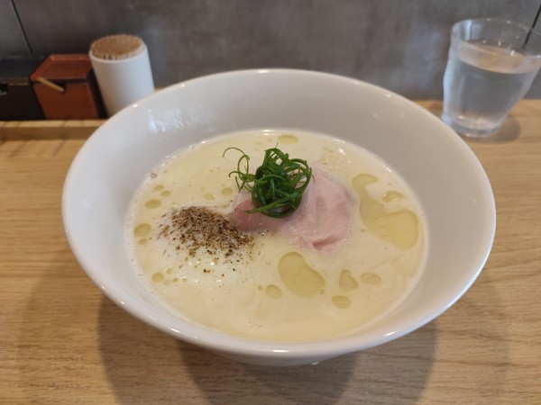 「白トリュフオイル香る鶏白湯ラーメン」@らーめんMAIKAGURAの写真