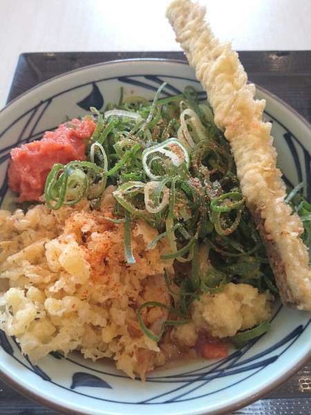「ぶっかけうどん+明太子+ごぼう天」@丸亀製麺 羽田空港第2ビル店の写真