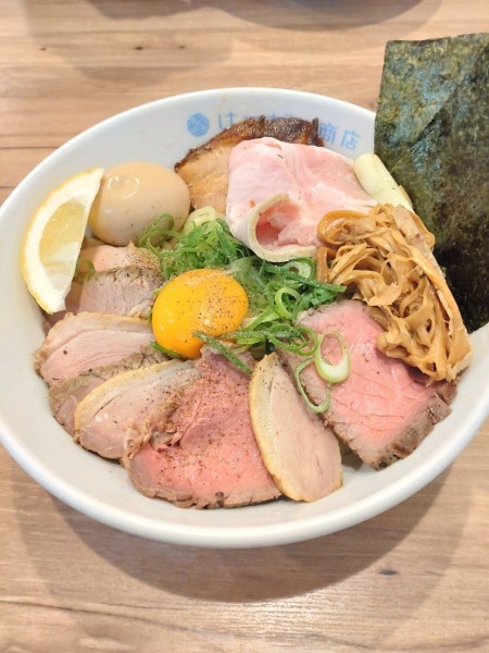 「限定６ 鴨と牛の塩まぜそば大盛　全部のせ」@はつがい商店の写真