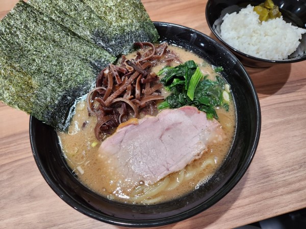 「ラーメン キクラゲ ライス×2」@横浜ラーメン 響家の写真