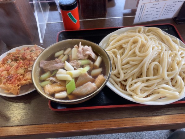 「肉汁うどん（中）+  かき揚げ　1220円」@藤店うどん 大宮店の写真