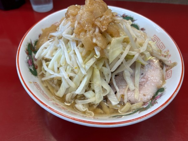 「ラーメン ニンニク少なめ・アブラ」@ジラフの写真