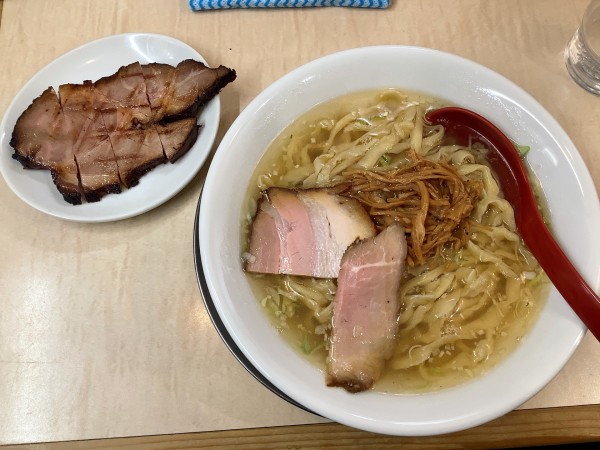 「喜多方塩ラーメン（大盛）+厚切りチャーシュー」@食堂 七彩の写真