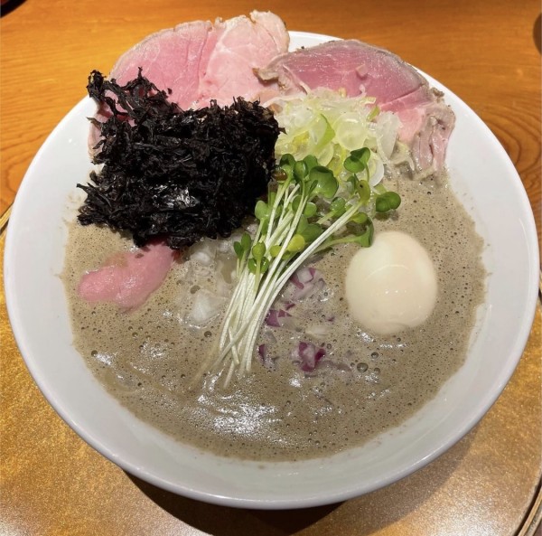 「特製煮干し豚骨らーめん」@金沢濃厚煮干豚骨 伊乃心の写真