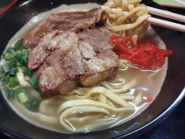 「自家製ソーキそば(950)」@べにはまの写真