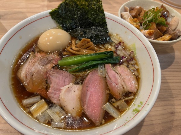 「特製 手揉み中華そば（醤油）　肉ご飯」@麺処 にし尾の写真