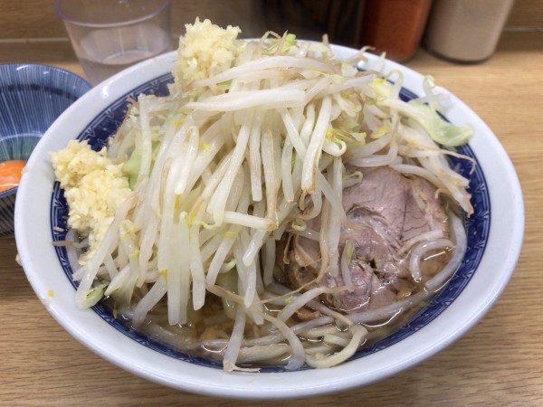「ラーメン豚入り(ニンニク)+生玉子 1130円」@ラーメン二郎 栃木街道店の写真