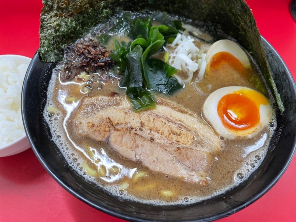 「魚介ラーメン味玉、サービスミニライス」@とんこつラーメン松平 六浦店の写真