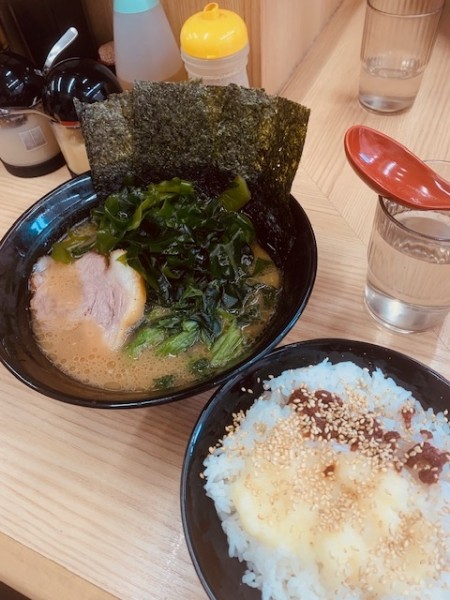「ラーメン並 650円　穂先わかめ100円　無料ライス」@横浜ラーメン 武蔵家 御茶ノ水店の写真