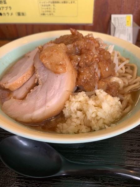 「小ラーメン　生卵　野菜少なめニンニクアブラ」@ラーメンめじの写真