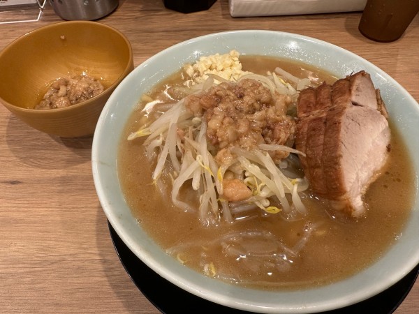 「らーめん小(ニンニク少なめアブラマシ)」@俺の生きる道 上野店の写真