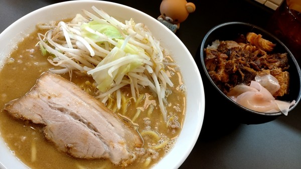 「みそらーめん+チャーシュー丼（890円+350円）」@ぼくのみそらーめんの写真