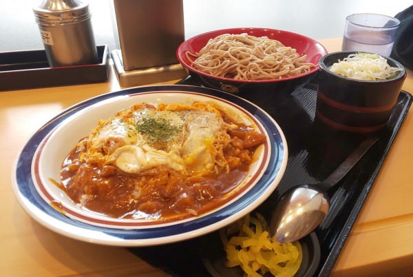 「チーズカレーかつ丼（セット、もりそば）」@名代 富士そば 三光町店の写真