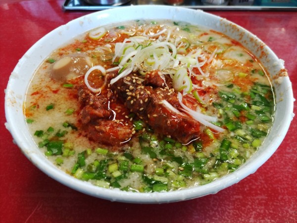 「辛口ホルモン麺」@とん平食堂の写真